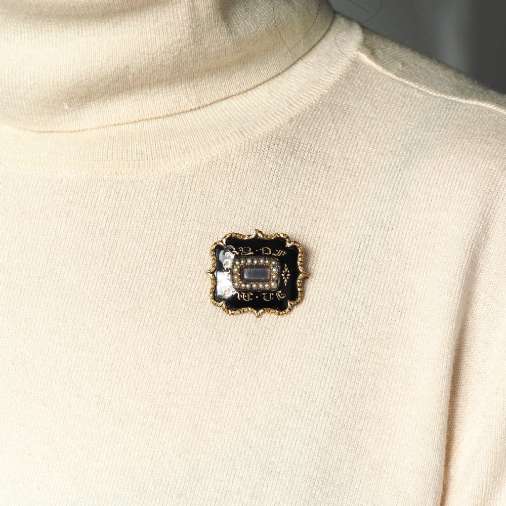 Antique Georgian 14ct Gold Mourning Brooch with Seed Pearls & Black Enamel - c.1800 View III