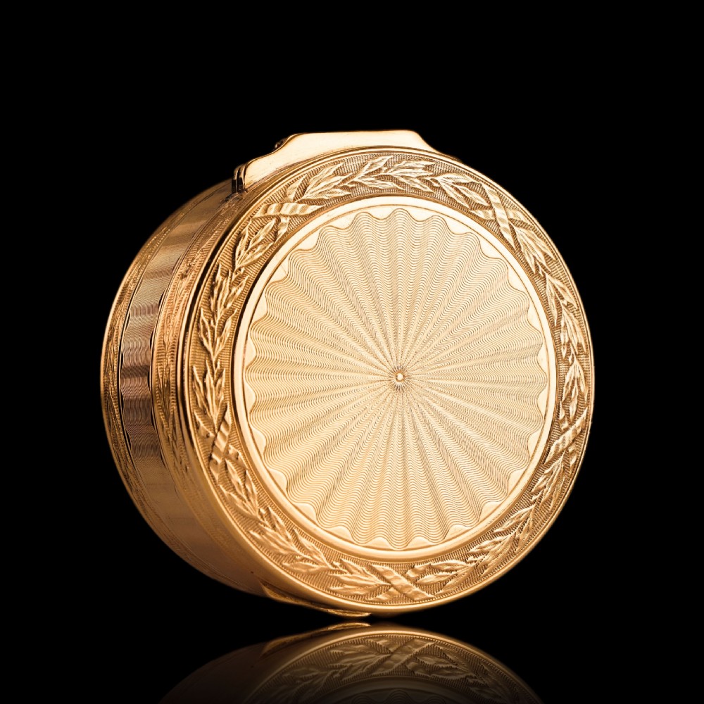Antique French Solid Silver Gilt Snuff Box / Circular Box with Engine Turned/Guilloche Decoration - 19th c. View XII