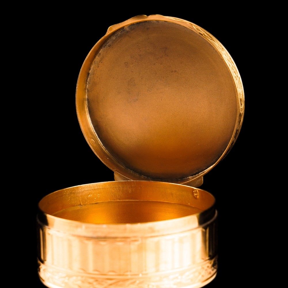 Antique French Solid Silver Gilt Snuff Box / Circular Box with Engine Turned/Guilloche Decoration - 19th c. View XXVII