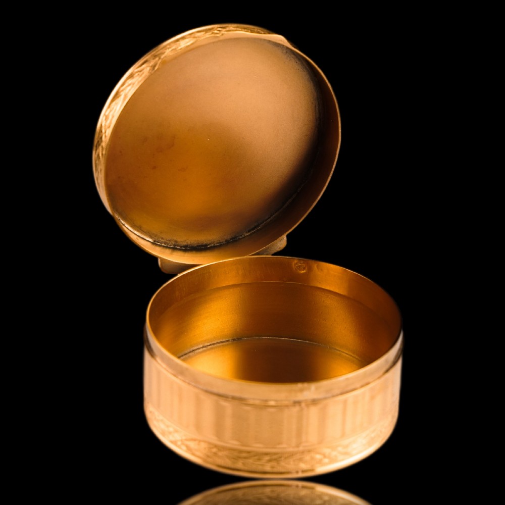 Antique French Solid Silver Gilt Snuff Box / Circular Box with Engine Turned/Guilloche Decoration - 19th c. View XXVIII