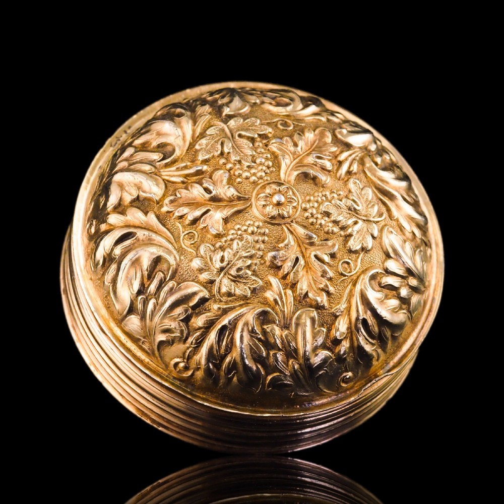 Rare Antique Georgian Spherical/Circular Silver Gilt Snuff Box with Acanthus & Vine Decorations - John Bettridge 1823 View II