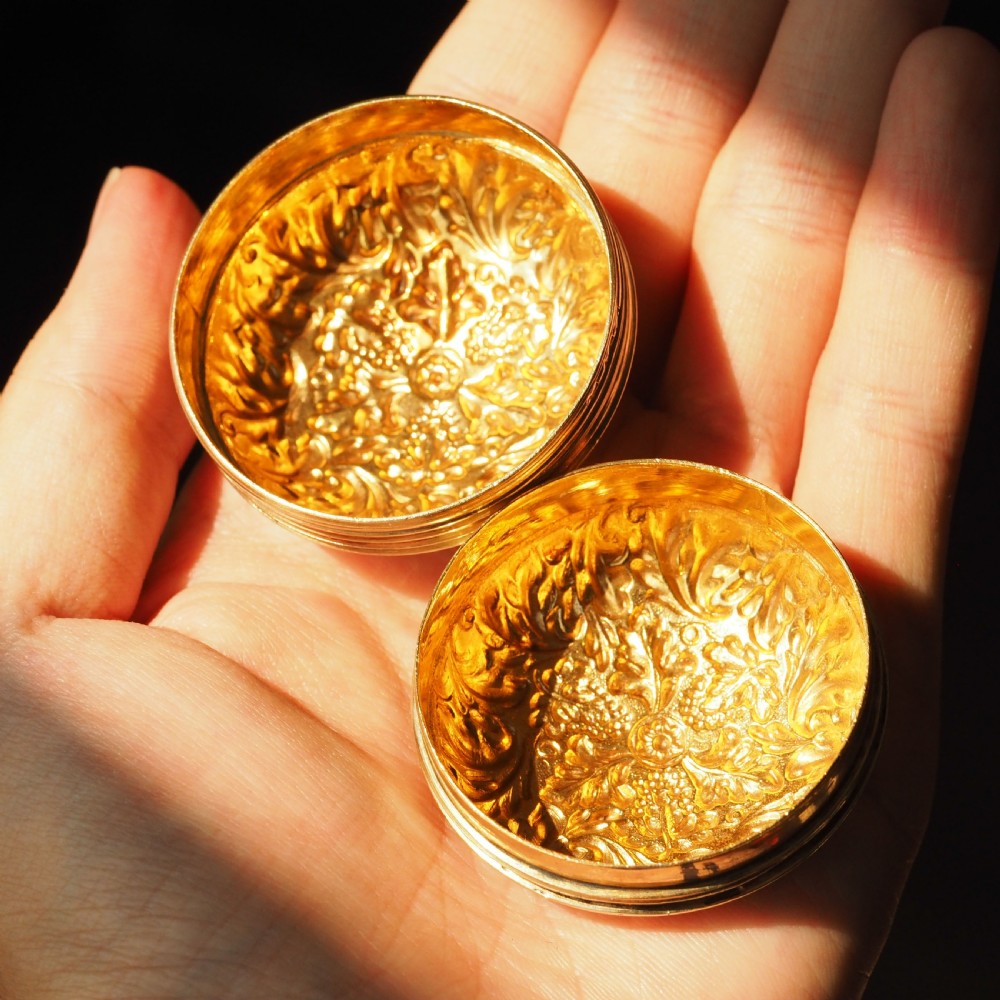 Antique Georgian Silver Gilt Snuff Box Spherical/Circular with Acanthus & Vine Decorations - John Bettridge 1823 View VIII