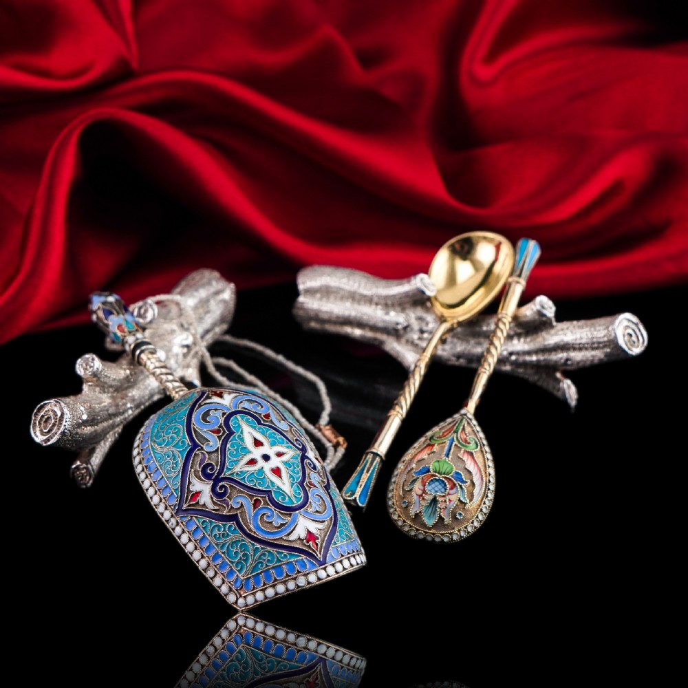 A detailed close-up of a Victorian solid silver knife rest fashioned in the shape of a textured tree branch. View XVII