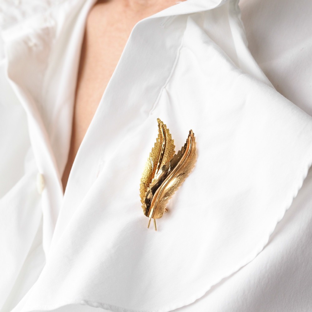 A Stylish 18ct Gold Feather Brooch With Twin Textured Design View VIII