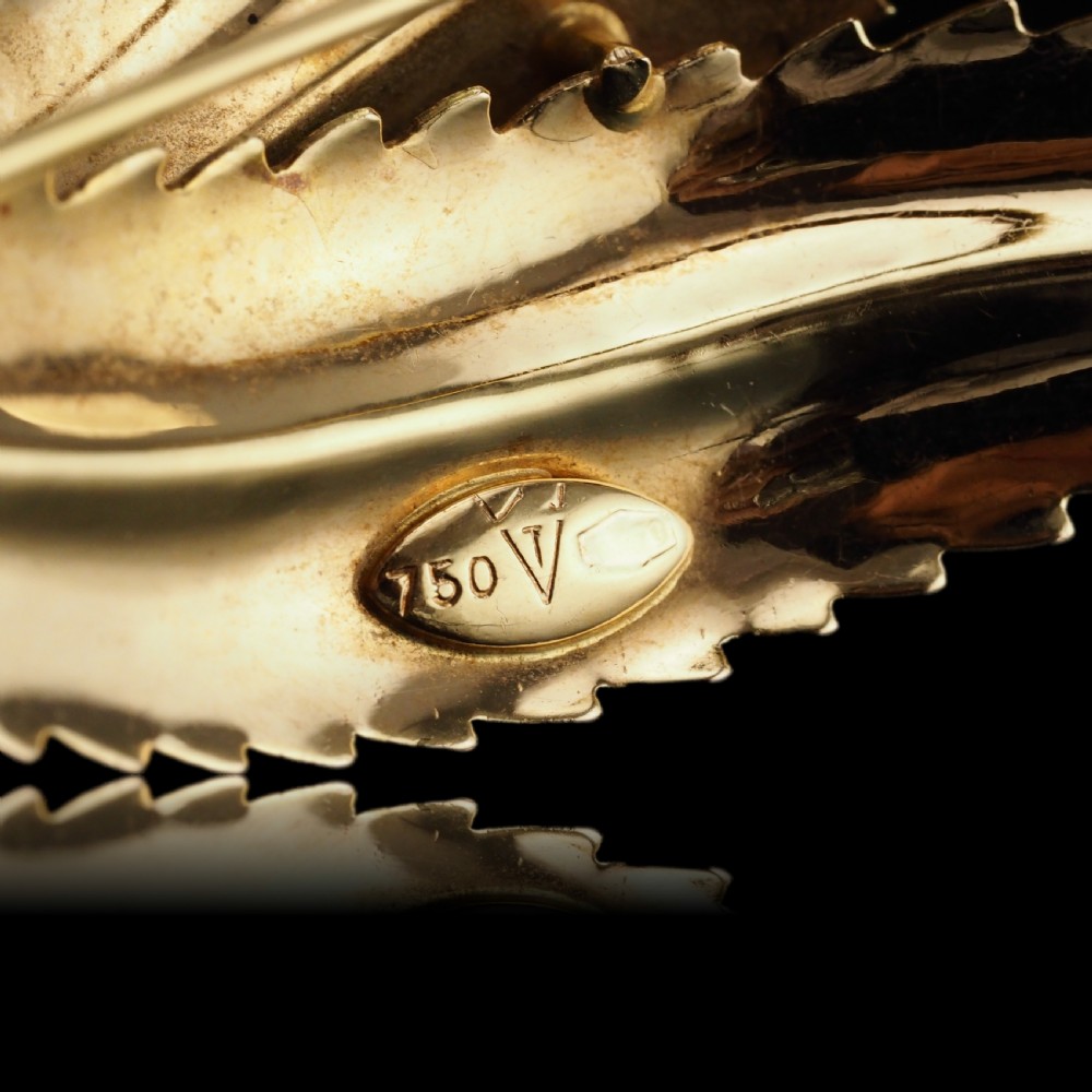 A Stylish 18ct Gold Feather Brooch With Twin Textured Design View XI