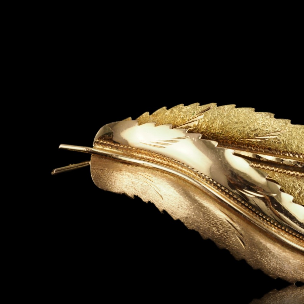 A Stylish 18ct Gold Feather Brooch With Twin Textured Design View XIV