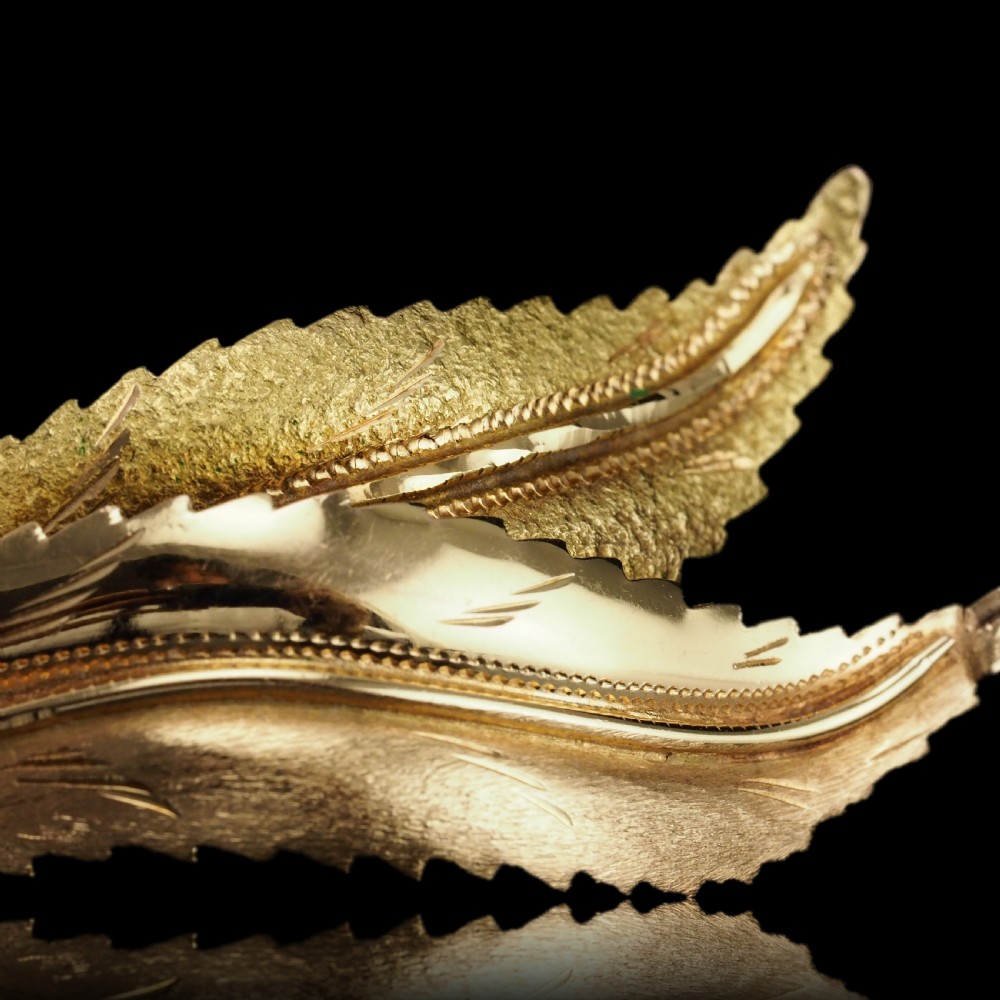 A Stylish 18ct Gold Feather Brooch With Twin Textured Design View XV