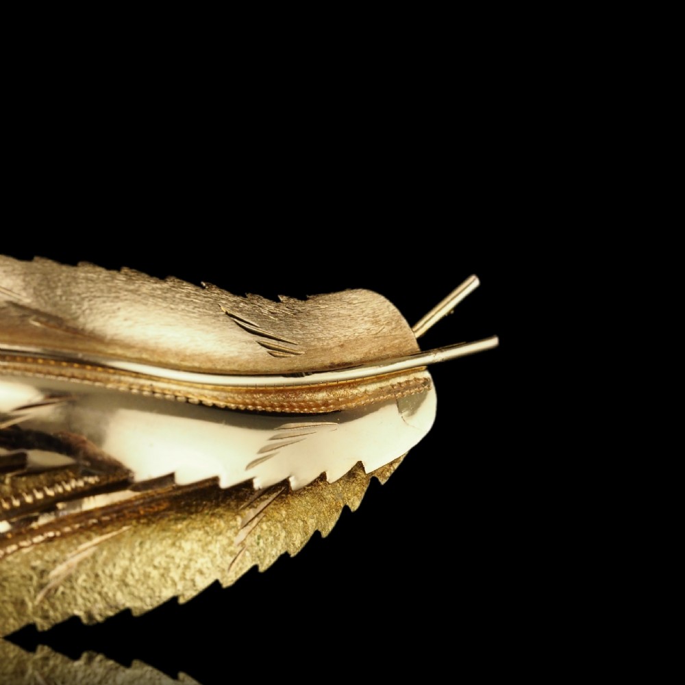 A Stylish 18ct Gold Feather Brooch With Twin Textured Design View XVI
