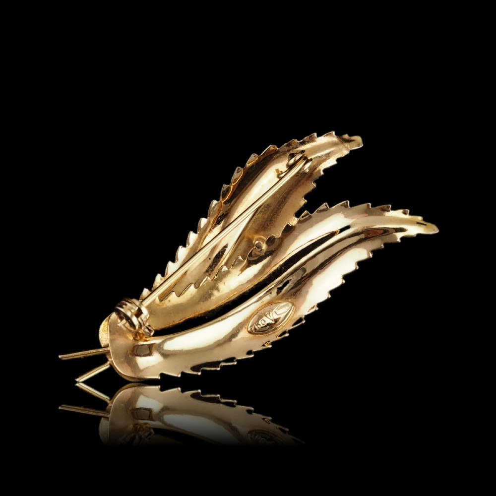 A Stylish 18ct Gold Feather Brooch With Twin Textured Design View XVII