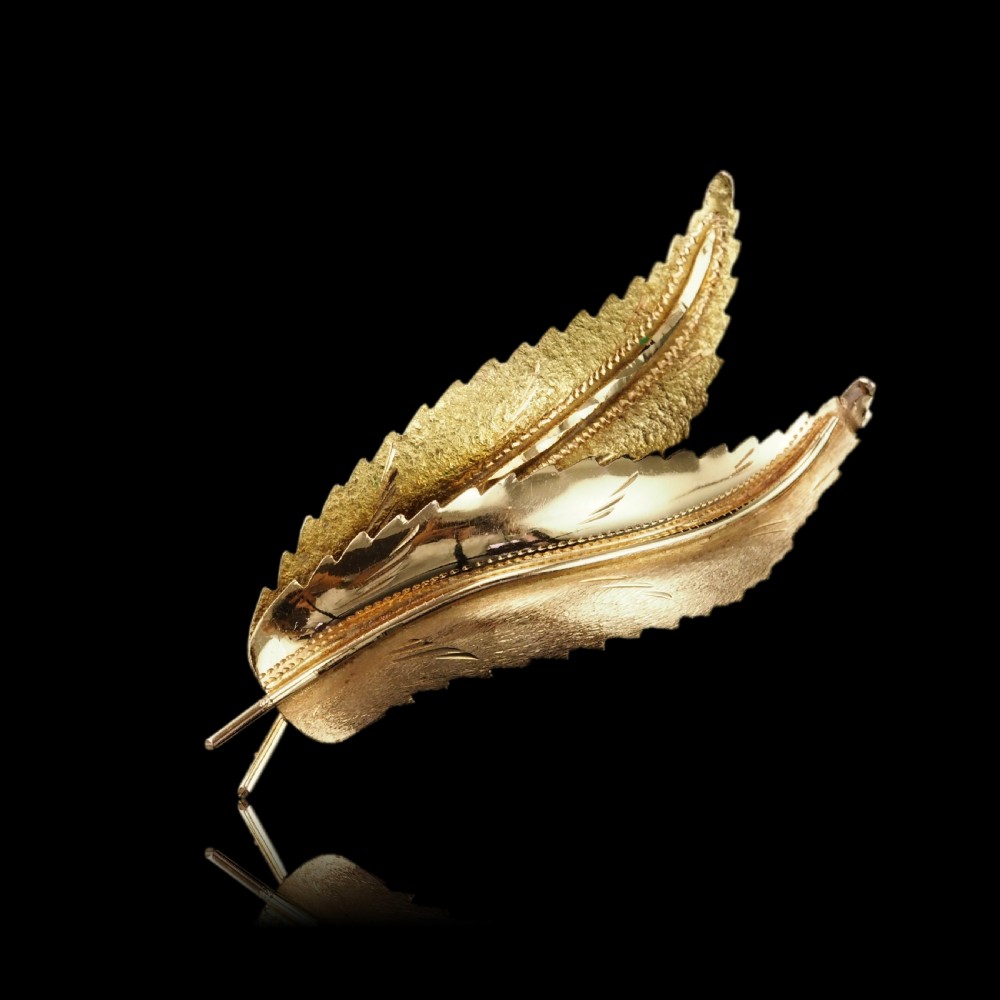 A Stylish 18ct Gold Feather Brooch With Twin Textured Design View XIX