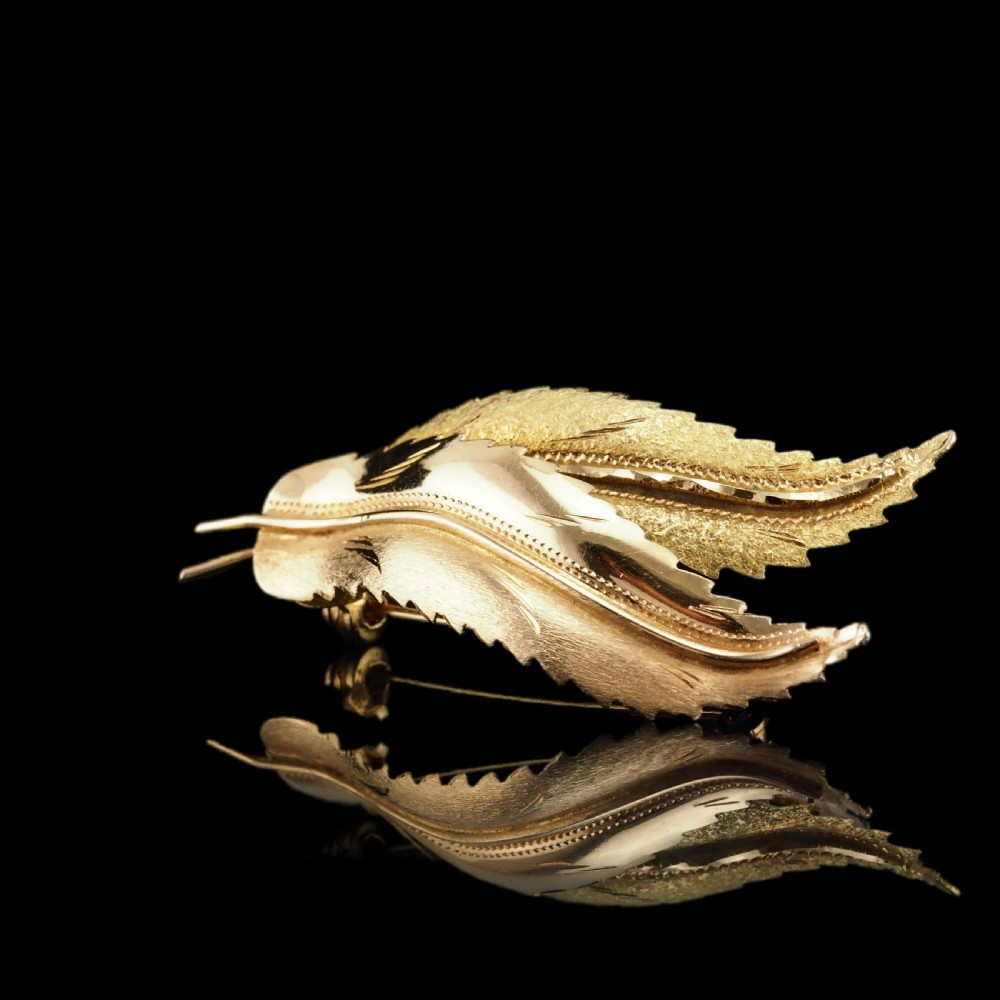 A Stylish 18ct Gold Feather Brooch With Twin Textured Design View XX