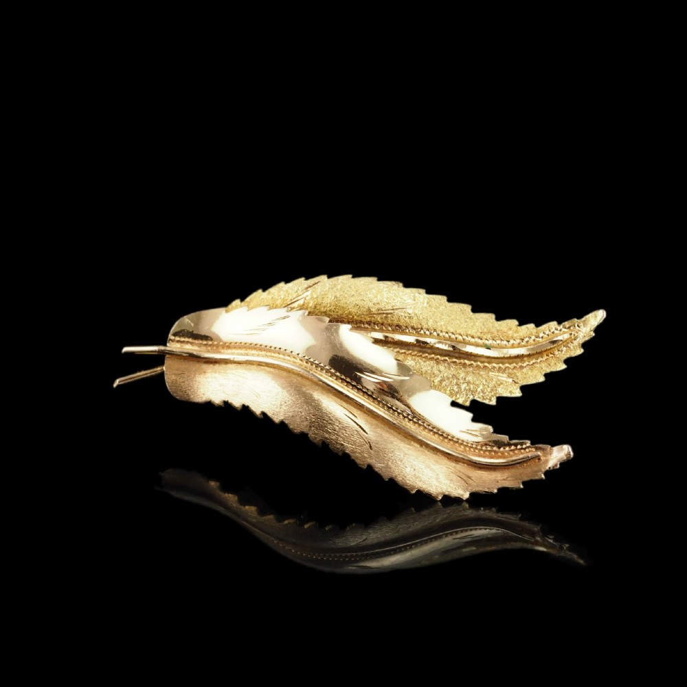 A Stylish 18ct Gold Feather Brooch With Twin Textured Design View XXII
