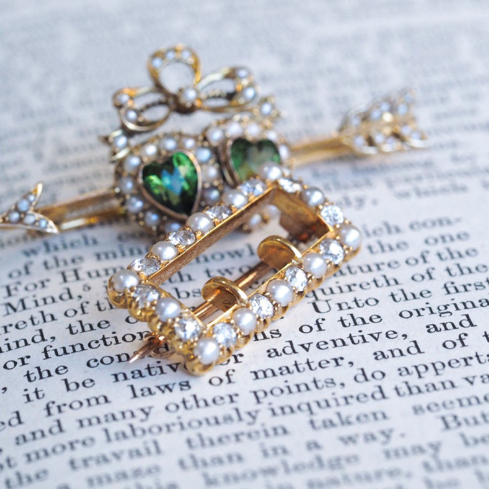 An antique Victorian rectangular buckle-shaped brooch in 18-carat yellow gold, set with alternating diamonds and natural pearls. View III