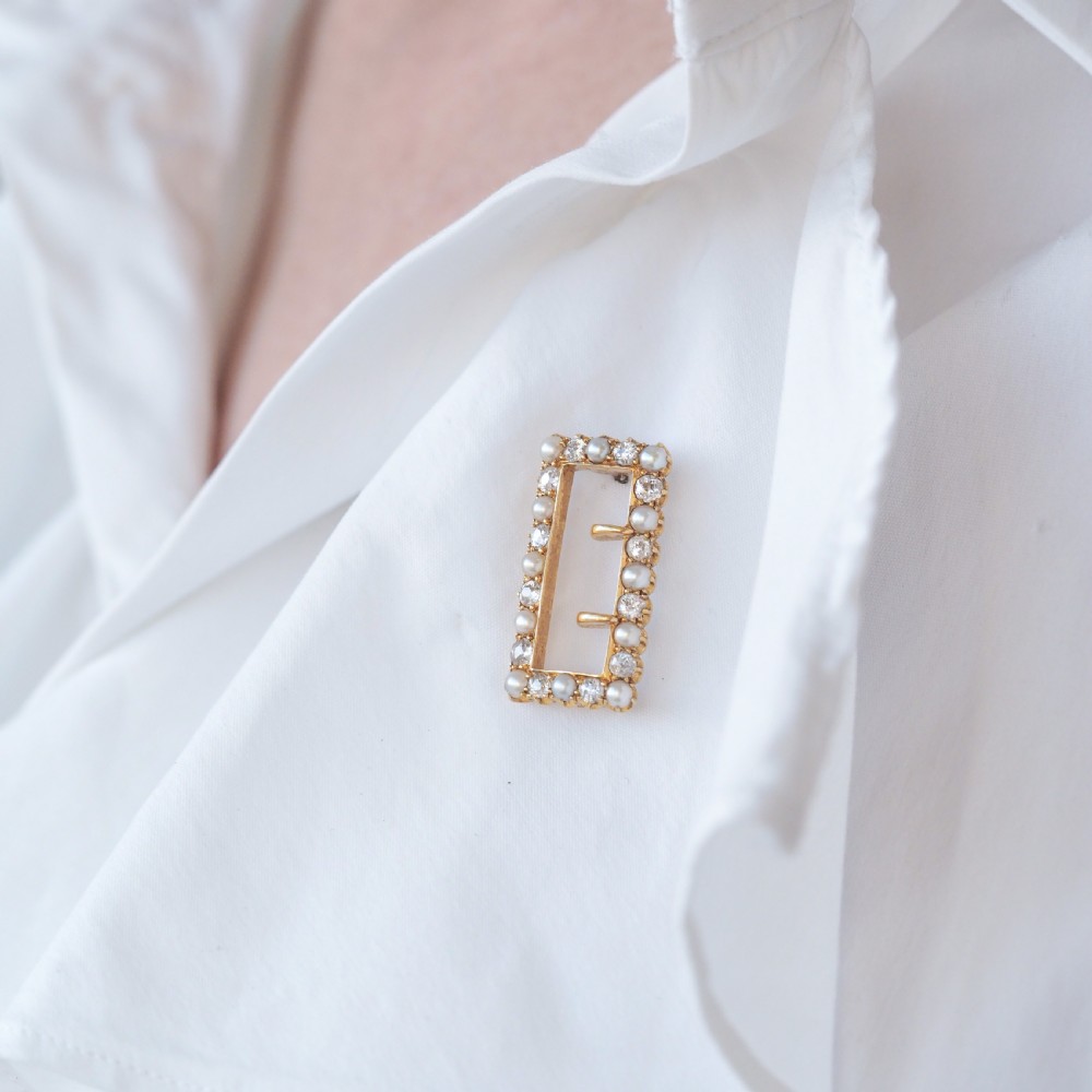 An antique Victorian rectangular buckle-shaped brooch in 18-carat yellow gold, set with alternating diamonds and natural pearls. View IV