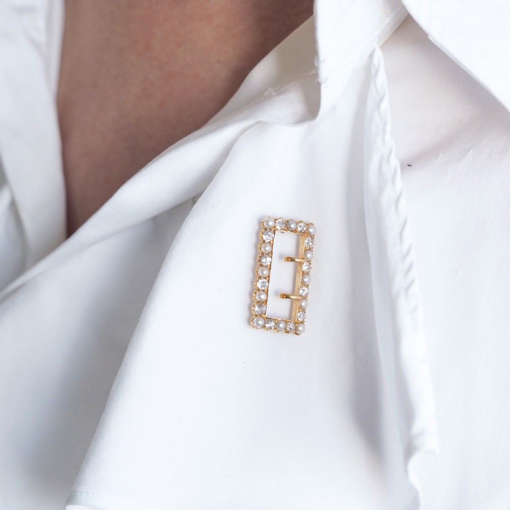 An antique Victorian rectangular buckle-shaped brooch in 18-carat yellow gold, set with alternating diamonds and natural pearls. View VII