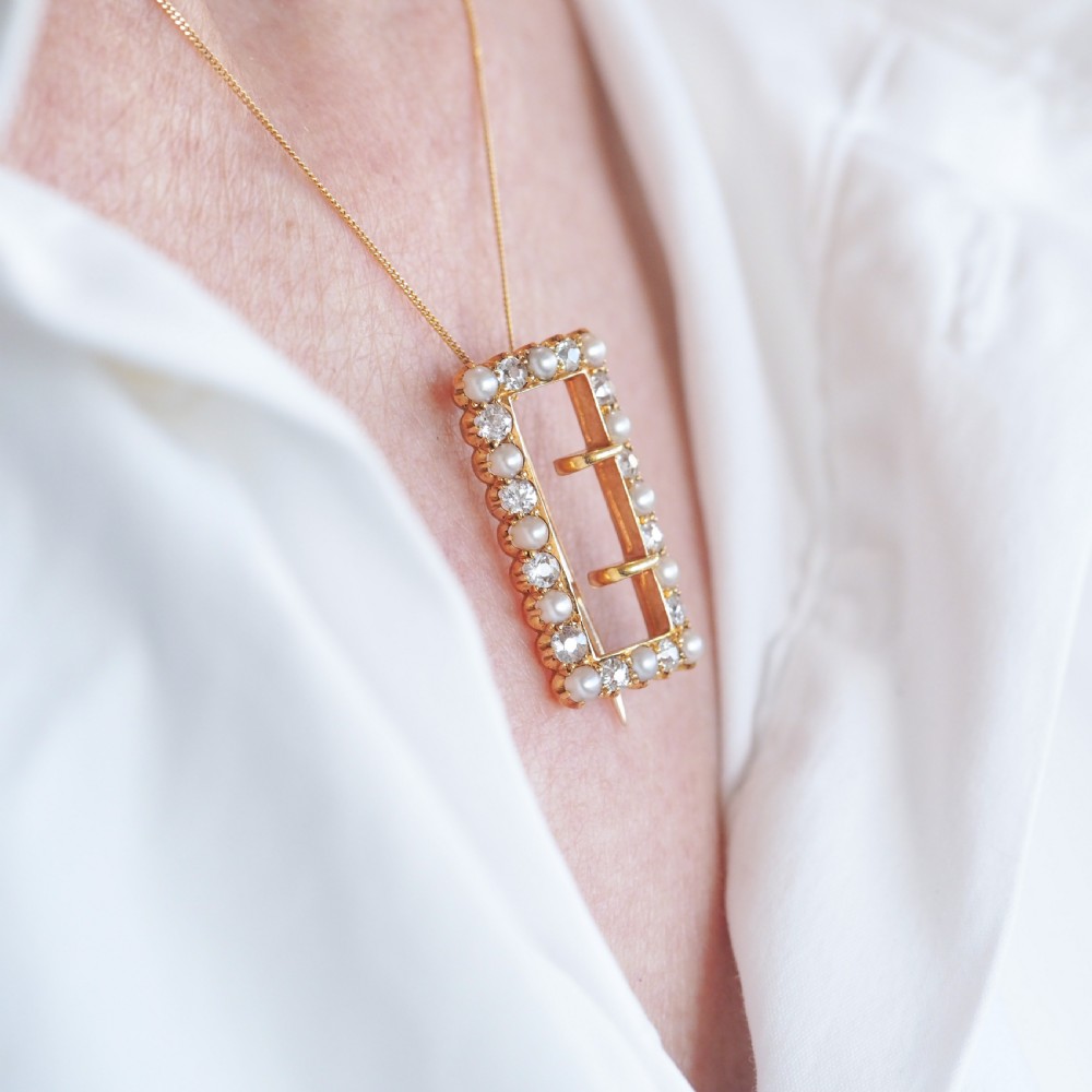An antique Victorian rectangular buckle-shaped brooch in 18-carat yellow gold, set with alternating diamonds and natural pearls. View VIII