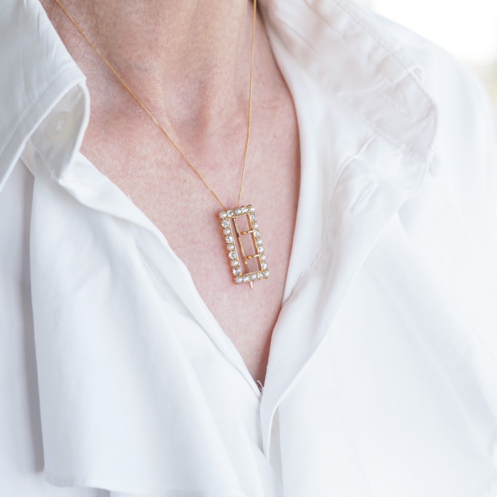 An antique Victorian rectangular buckle-shaped brooch in 18-carat yellow gold, set with alternating diamonds and natural pearls. View IX