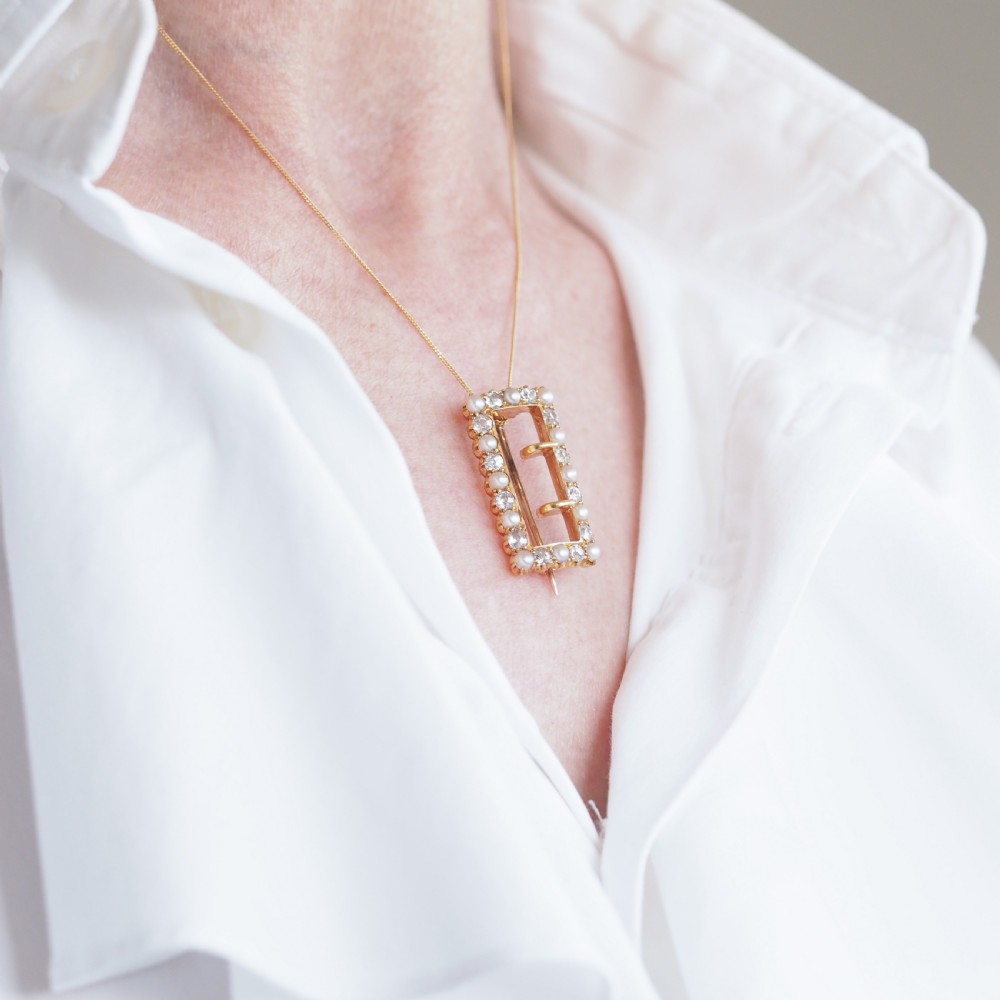 An antique Victorian rectangular buckle-shaped brooch in 18-carat yellow gold, set with alternating diamonds and natural pearls. View X