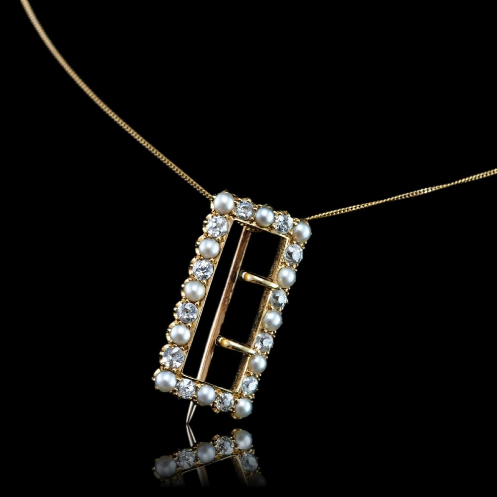 An antique Victorian rectangular buckle-shaped brooch in 18-carat yellow gold, set with alternating diamonds and natural pearls. View XIII