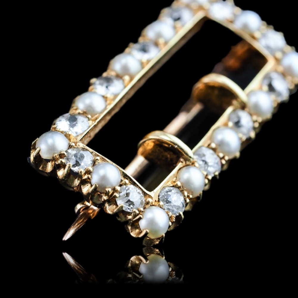 An antique Victorian rectangular buckle-shaped brooch in 18-carat yellow gold, set with alternating diamonds and natural pearls. View XIV