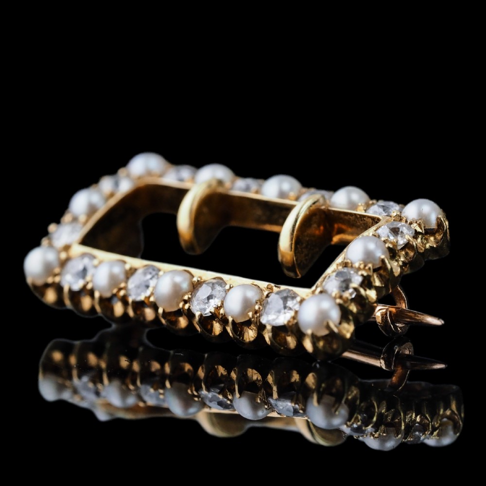An antique Victorian rectangular buckle-shaped brooch in 18-carat yellow gold, set with alternating diamonds and natural pearls. View XV