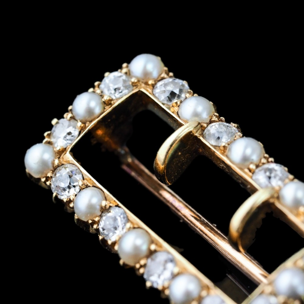 An antique Victorian rectangular buckle-shaped brooch in 18-carat yellow gold, set with alternating diamonds and natural pearls. View XVI