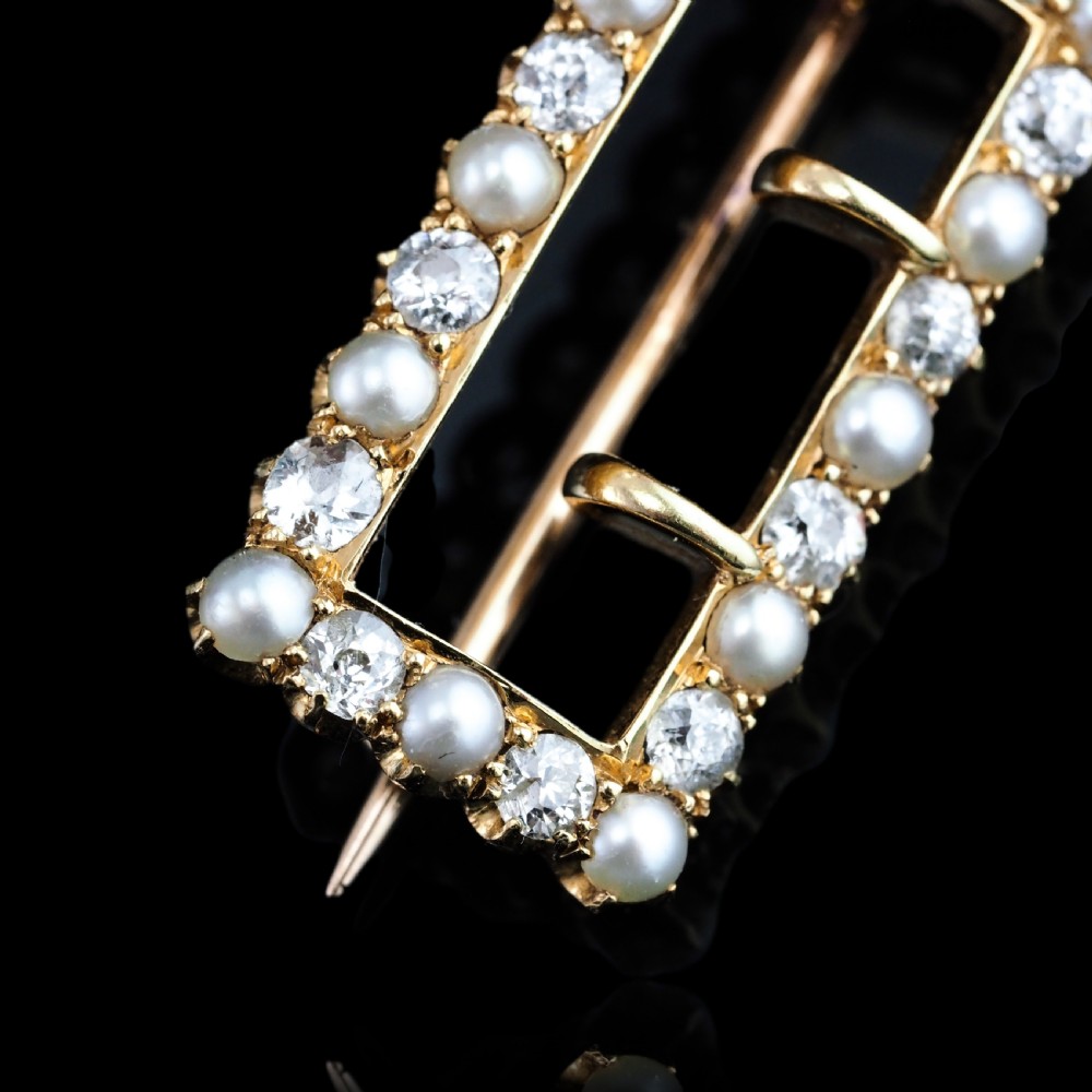 An antique Victorian rectangular buckle-shaped brooch in 18-carat yellow gold, set with alternating diamonds and natural pearls. View XVII