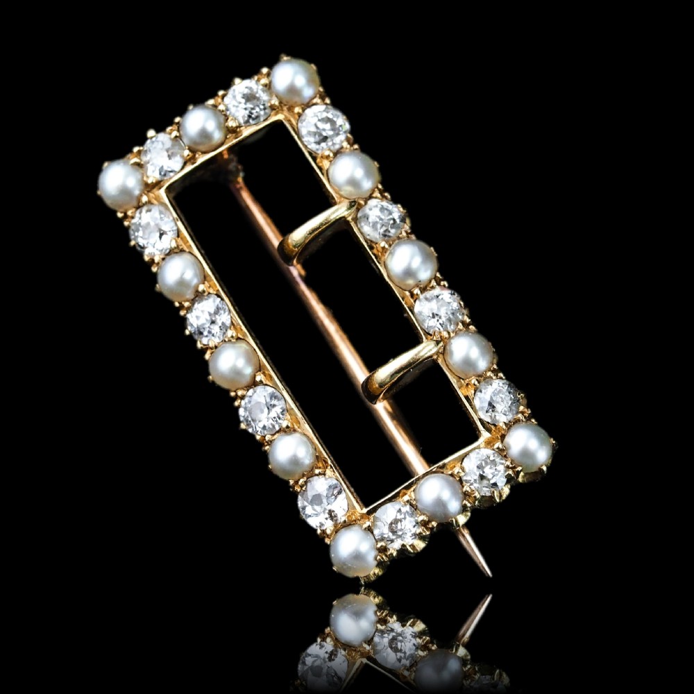 An antique Victorian rectangular buckle-shaped brooch in 18-carat yellow gold, set with alternating diamonds and natural pearls. View XIX