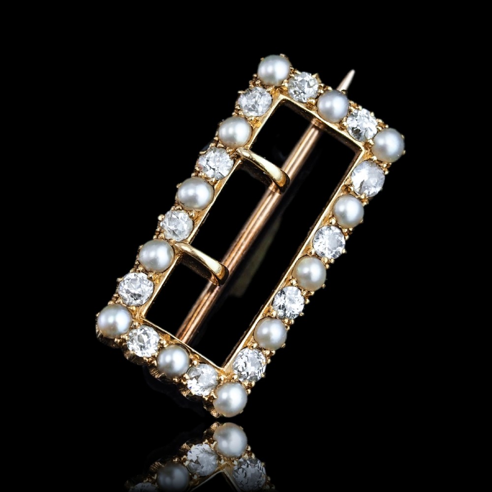 An antique Victorian rectangular buckle-shaped brooch in 18-carat yellow gold, set with alternating diamonds and natural pearls. View XX