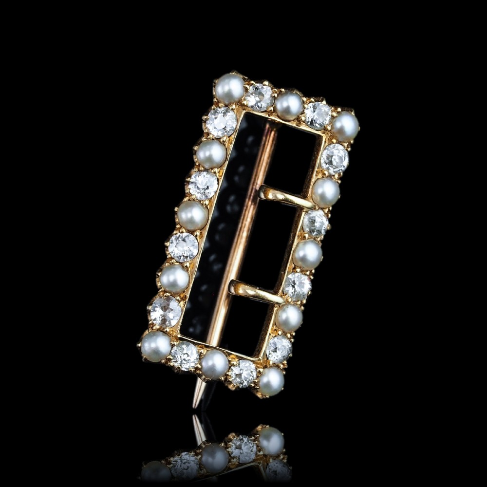 An antique Victorian rectangular buckle-shaped brooch in 18-carat yellow gold, set with alternating diamonds and natural pearls. View XXI