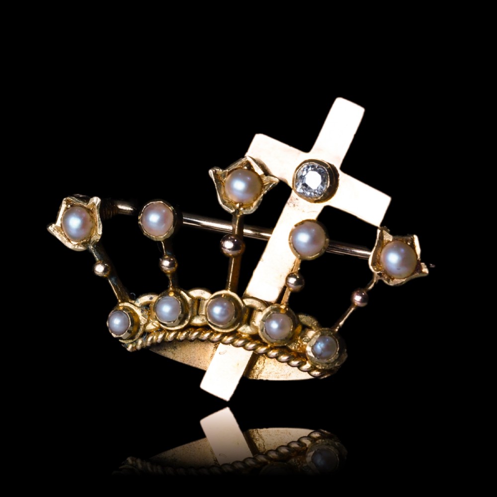 A late Victorian 15-carat gold coronet brooch set with natural pearls and a central cross motif adorned with a single diamond. View II