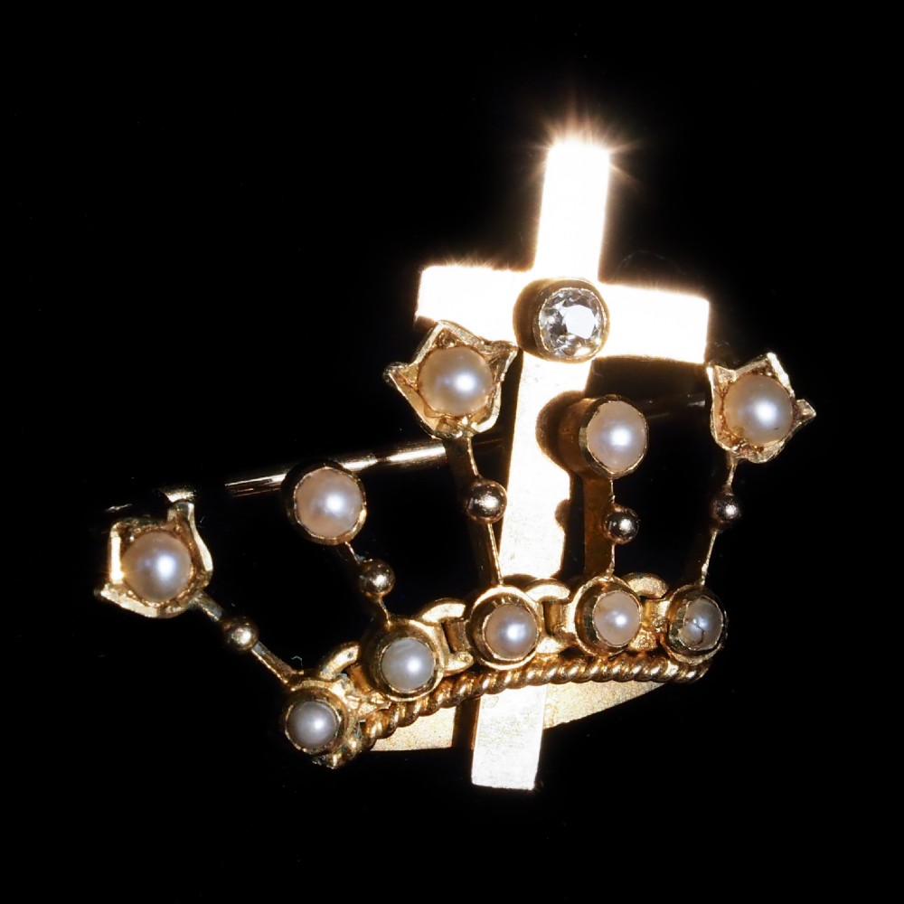 A late Victorian 15-carat gold coronet brooch set with natural pearls and a central cross motif adorned with a single diamond. View V