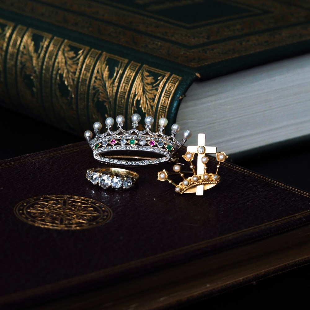 A late Victorian 15-carat gold coronet brooch set with natural pearls and a central cross motif adorned with a single diamond. View XI