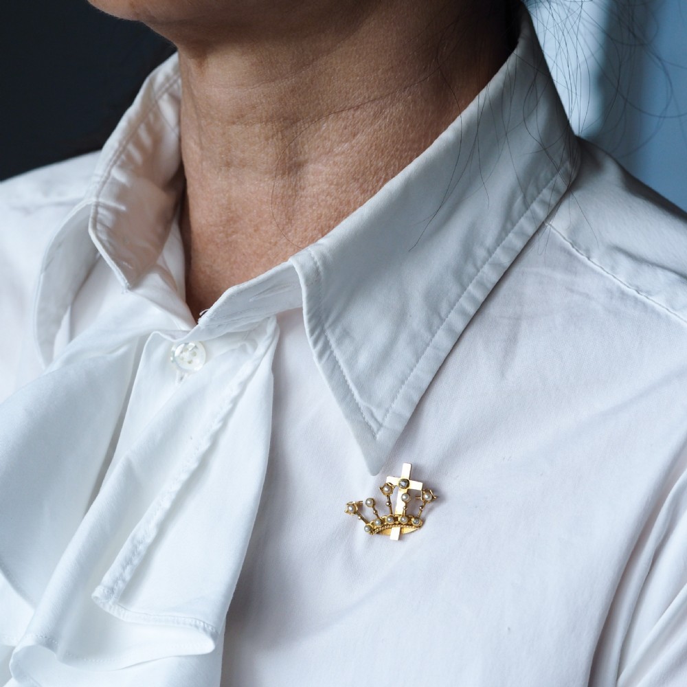 A late Victorian 15-carat gold coronet brooch set with natural pearls and a central cross motif adorned with a single diamond. View XIV