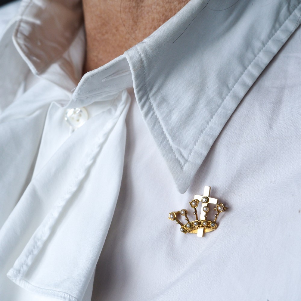 A late Victorian 15-carat gold coronet brooch set with natural pearls and a central cross motif adorned with a single diamond. View XV