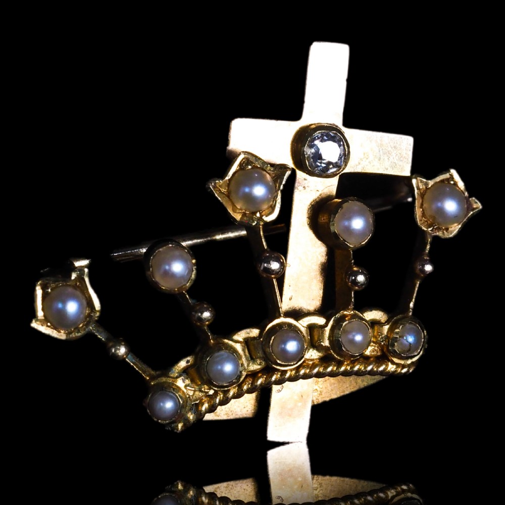 A late Victorian 15-carat gold coronet brooch set with natural pearls and a central cross motif adorned with a single diamond. View XVII