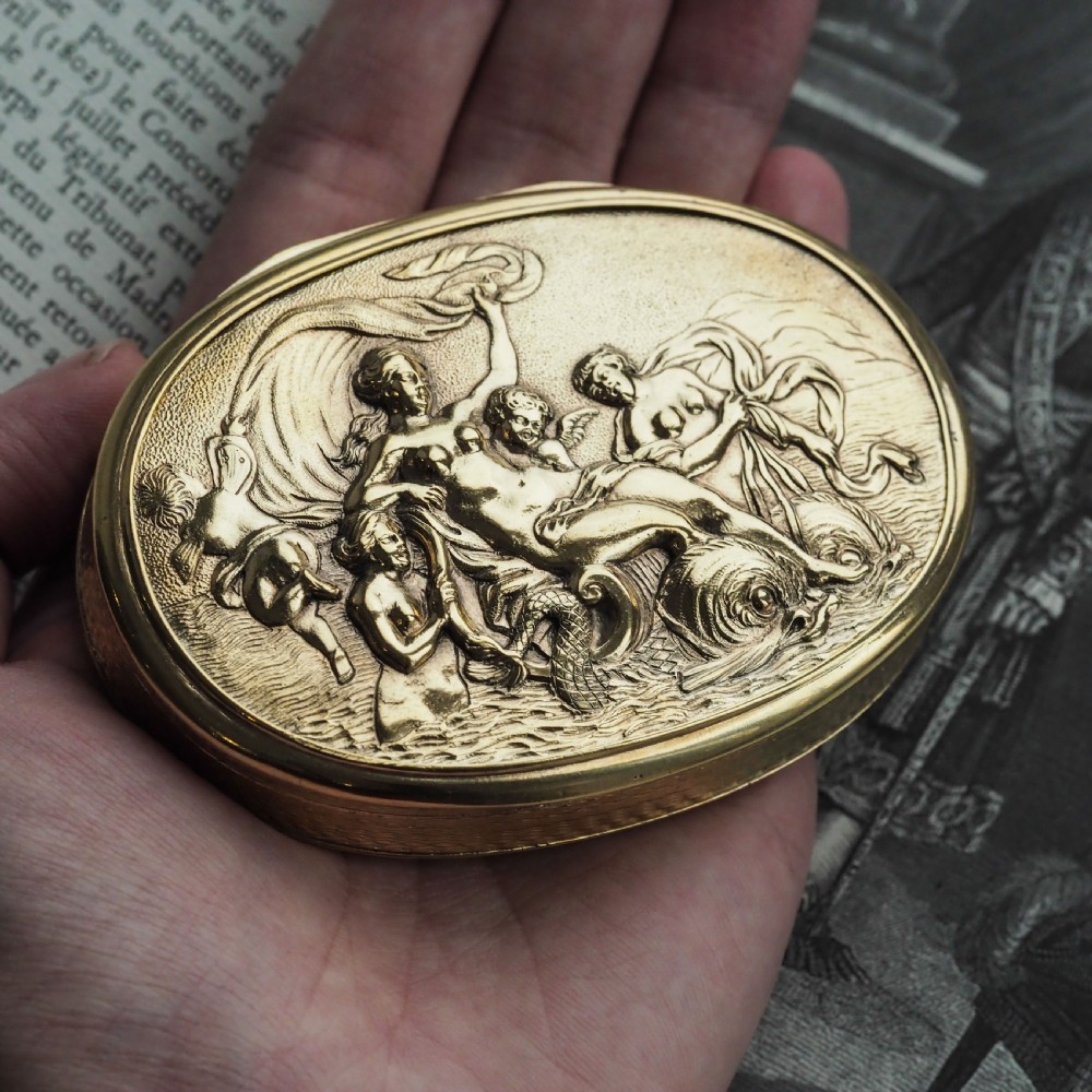 An oval Georgian silver-gilt snuff box featuring a detailed relief depicting Venus surrounded by attendants and cherubs on a textured ground. View VII