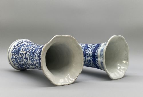 LARGE PAIR ANTIQUE CHINOISERIE BLUE AND WHITE DUTCH DELFT RIBBED BEAKER VASES - ADDITIONAL PHOTO 12