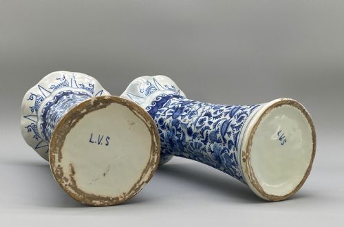 LARGE PAIR ANTIQUE CHINOISERIE BLUE AND WHITE DUTCH DELFT RIBBED BEAKER VASES - ADDITIONAL PHOTO 14