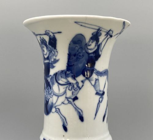 EARLY 19THC CHINESE GU SHAPED KANGXI STYLE BLUE AND WHITE PORCELAIN BEAKER VASE - ADDITIONAL PHOTO 6