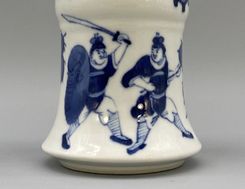 EARLY 19THC CHINESE GU SHAPED KANGXI STYLE BLUE AND WHITE PORCELAIN BEAKER VASE - ADDITIONAL PHOTO 8