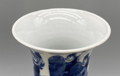 EARLY 19THC CHINESE GU SHAPED KANGXI STYLE BLUE AND WHITE PORCELAIN BEAKER VASE - ADDITIONAL PHOTO 14