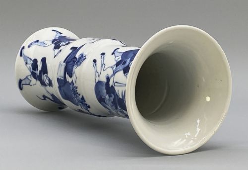 EARLY 19THC CHINESE GU SHAPED KANGXI STYLE BLUE AND WHITE PORCELAIN BEAKER VASE - ADDITIONAL PHOTO 15