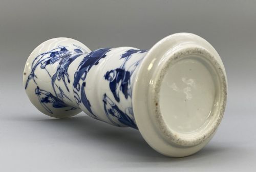 EARLY 19THC CHINESE GU SHAPED KANGXI STYLE BLUE AND WHITE PORCELAIN BEAKER VASE - ADDITIONAL PHOTO 17