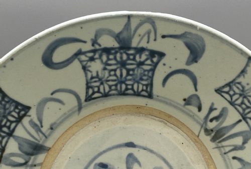 16THCENTURY CHINESE MING DYNASTY BLUE AND WHITE PORCELAIN SWATOW CHARGER BOWL PLATE - ADDITIONAL PHOTO 3