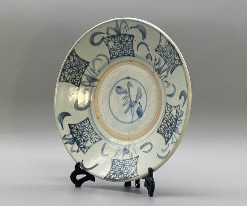 16THCENTURY CHINESE MING DYNASTY BLUE AND WHITE PORCELAIN SWATOW CHARGER BOWL PLATE - ADDITIONAL PHOTO 4