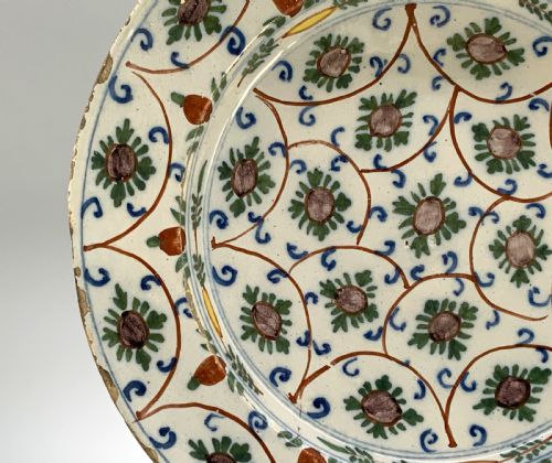 LARGE 18THC DUTCH POLYCHROME DELFT DELFTWARE GEOMETRIC FLORAL CHARGER PLATE - ADDITIONAL PHOTO 6