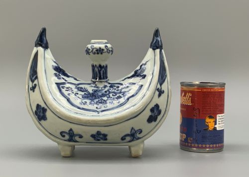 fig 1. A Rare 16th-17thC Chinese Blue & White Porcelain Crescent-Shaped Pilgrim Flask