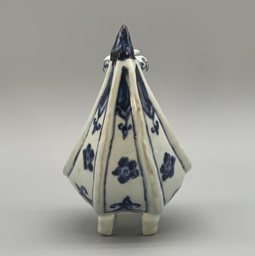 fig 2. A Rare 16th-17thC Chinese Blue & White Porcelain Crescent-Shaped Pilgrim Flask