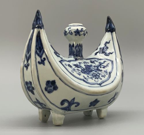 fig 5. A Rare 16th-17thC Chinese Blue & White Porcelain Crescent-Shaped Pilgrim Flask